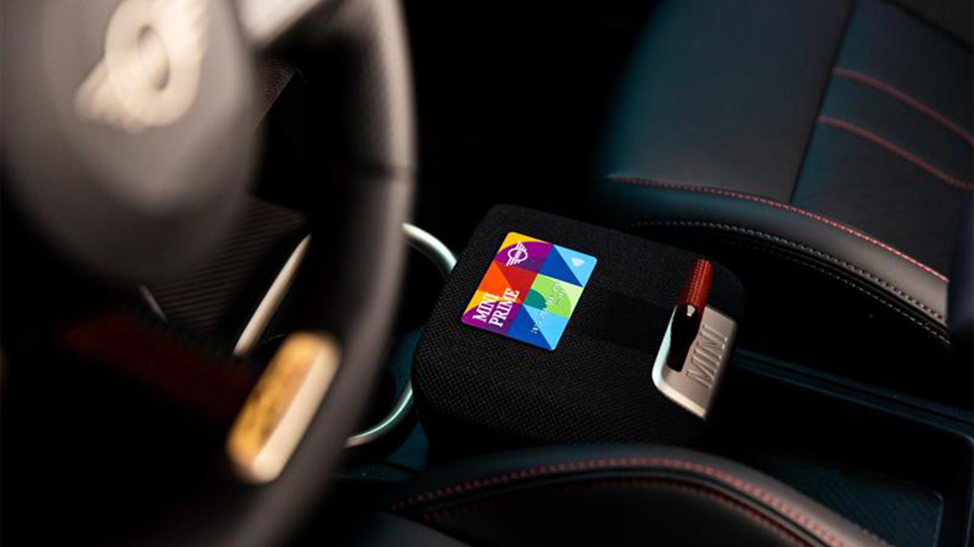 MINI Yetkili Satıcıda danışman masada müşteriye servis seçenekleri hakkında bilgi veriyor.